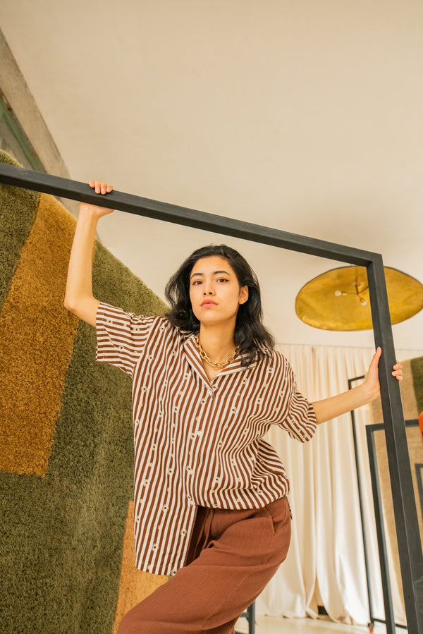 Flower Embroidery Resort Shirt / Brown and White Stripe